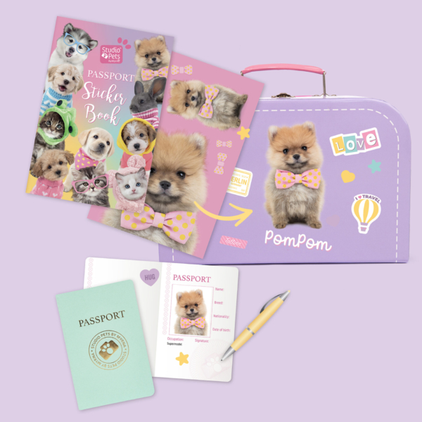 Speelgoed set met lila koffertje, stickerboek en paspoort voor knuffelhondje pomeriaan