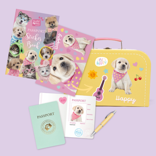studio-pets-blonde-labrador-set-lila-koffertje-paspoort-stickerboek-happy-23cm Speelgoed set, gele koffer, stickerboek en paspoort met afbeelding labrador