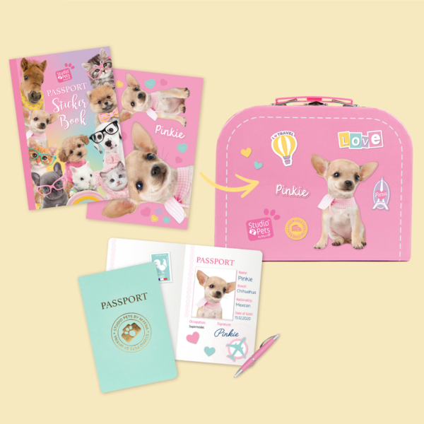 speelgoed set studio pets Chihuahua roze koffertje, stickerboek en paspoort