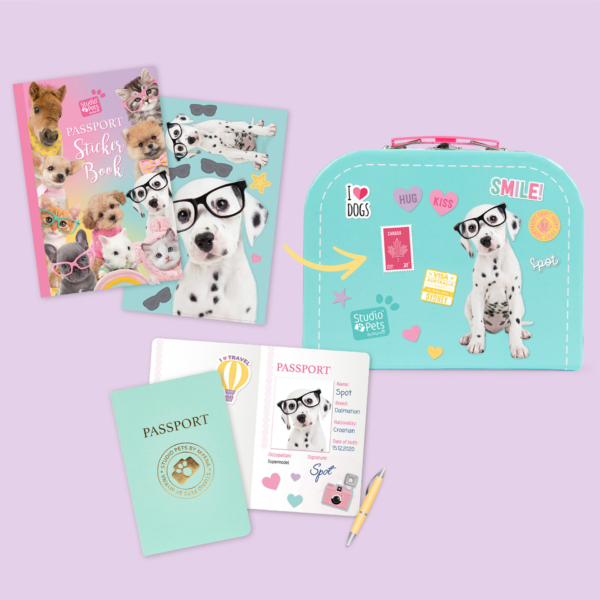 Speelgoed set turquoise koffer, stickerboek en paspoort met dalmatiër