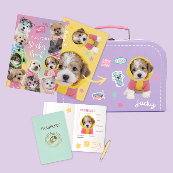 studio-pets-jack-russell-set-lila-koffertje-paspoort-stickerboek-jacky-23cm speelgoed set met lila koffer, paspoort en stickerboek Jack Russell puppy