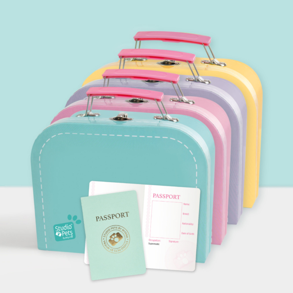 klein studio pets kartonnen koffertjes set geel, turquoise, lila en roze met paspoort