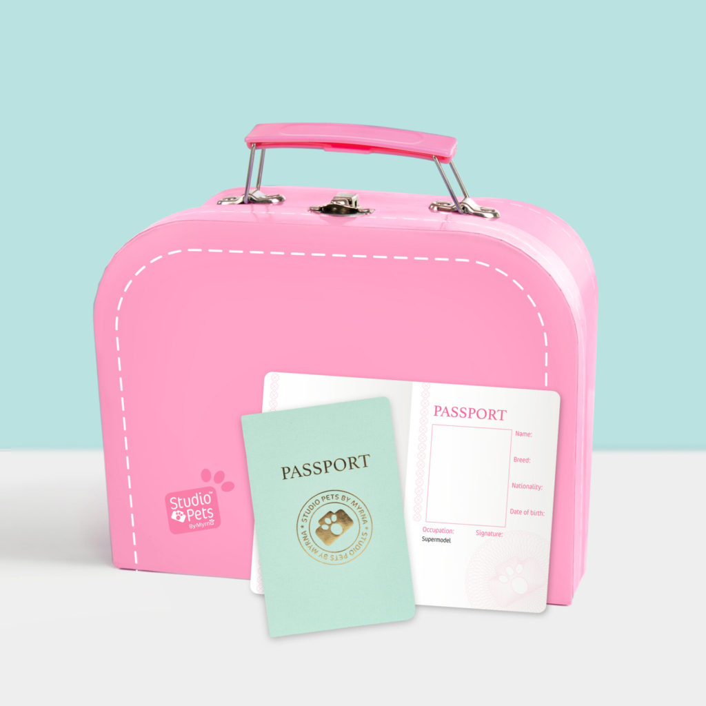 klein studio pets kartonnen koffertje roze met paspoort