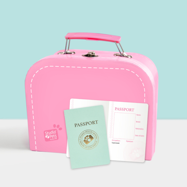 klein studio pets kartonnen koffertje roze met paspoort