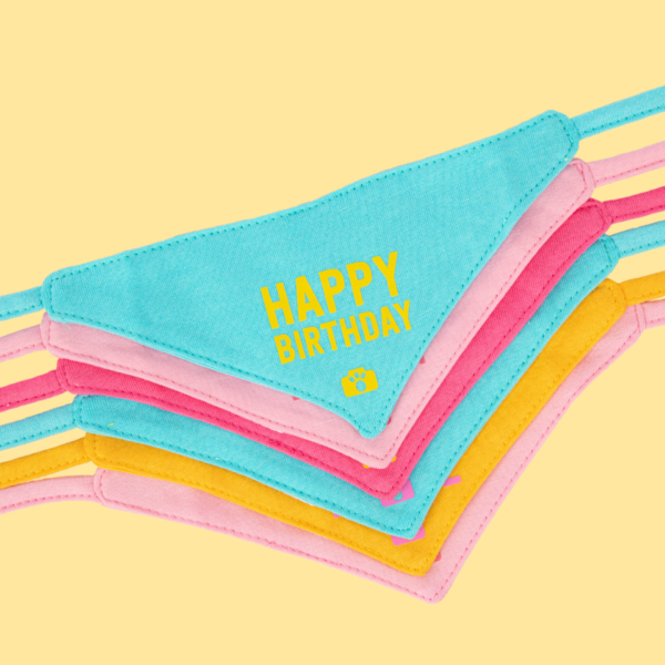 studio-pets-pluche-knuffel-accessoires-bandana-set-voor-knuffel-met-happy-birthday bandana set voor pluche knuffels in verschillende kleuren met tekst happy birthday