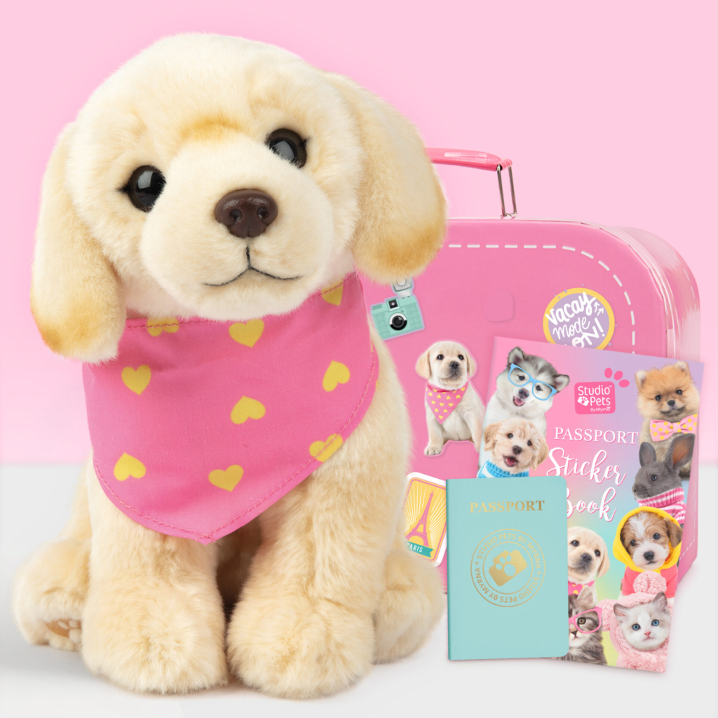 studio-pets-pluche-knuffel-hond-blonde-labrador-set-roze-koffertje-paspoort-stickerboek-happy-23cm Pluche knuffelhond labrador met roze koffer, stickerboek en paspoort