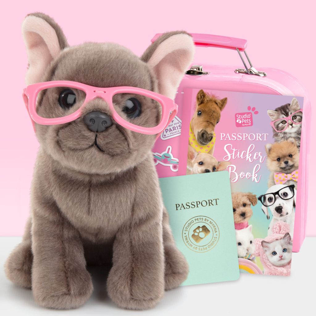 Pluche knuffelhond Franse bulldog 16 cm met bril en roze koffer, stickerboek en paspoort