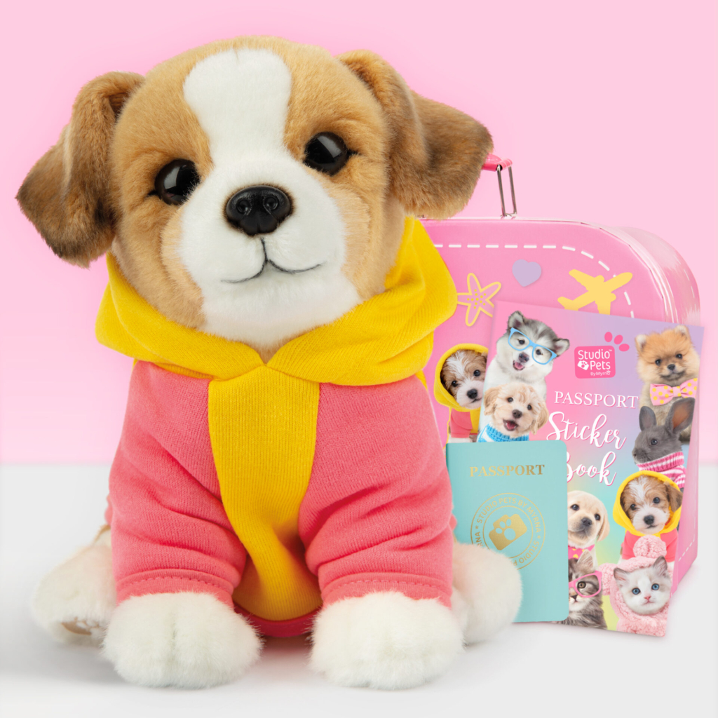 studio-pets-pluche-knuffel-hond-jack-russell-set-roze-koffertje-paspoort-stickerboek-jacky-23cm speelgoed set met Pluche knuffelhond jack russell, roze koffer, paspoort en stickerboek