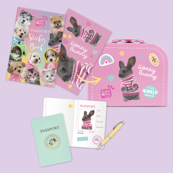 studio pets pluche knuffel konijn set met roze koffertje, paspoort en stickerboek