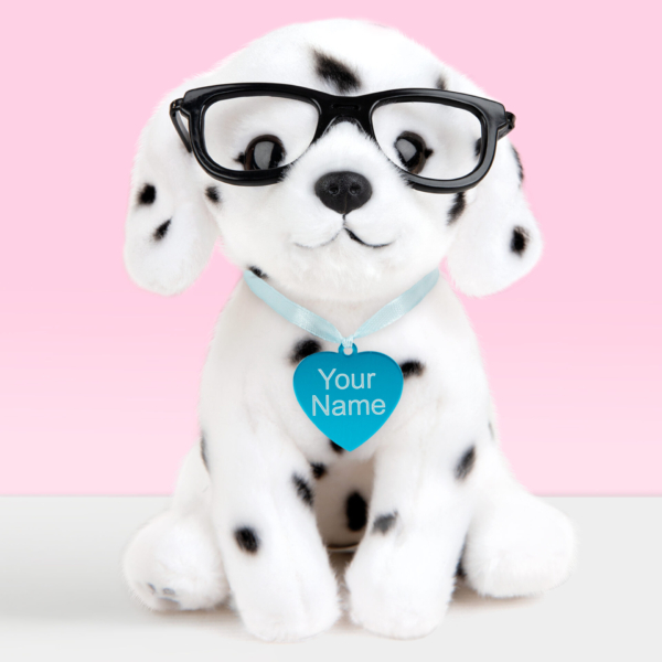 studio-pets-pluche-knuffel-met-naam-blauw-dalmatiër-spot-16cm Gepersonaliseerde Pluche knuffelhond dalmatiër met bril en blauwe naamtag