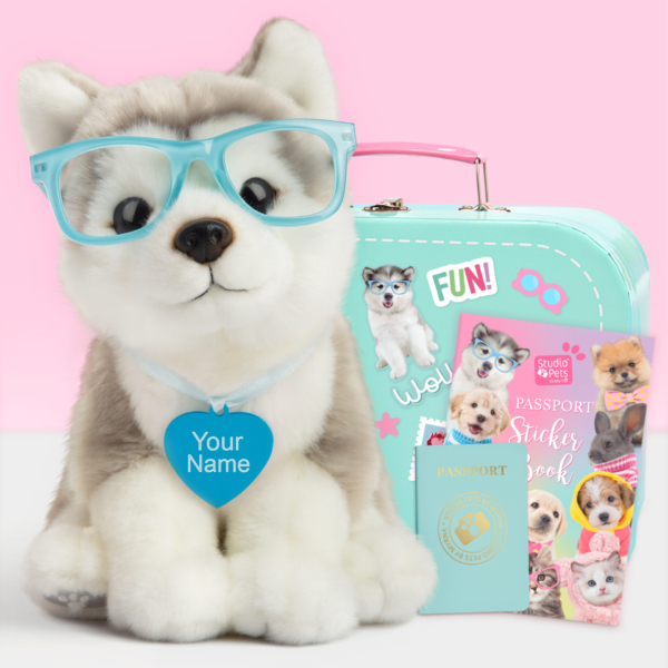 speelgoed set met gepersonaliseerde Pluche knuffelhond Husky, blauwe naamtag, turquoise koffer, paspoort en stickerboek