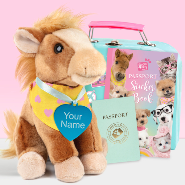studio-pets-pluche-knuffel-met-naam-blauw-shetlander-set-turkoois-koffertje-paspoort-stickerboek-milly-16cm Gepersonaliseerde pluche knuffelpaard Shetlander 16 cm met blauwe naamtag, turquoise koffer, stickerboek en paspoort