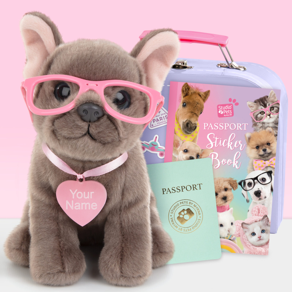 Gepersonaliseerde Pluche knuffelhond Franse bulldog met bril en roze naamtag, lila koffer, stickerboek en paspoort