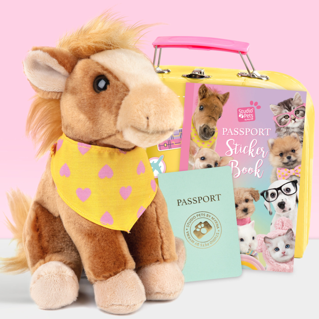 studio-pets-pluche-knuffel-paard-shetlander-set-geel-koffertje-paspoort-stickerboek-milly-16cm Pluche knuffelpaard Shetlander 16 cm met geel koffertje, stickerboek en paspoort
