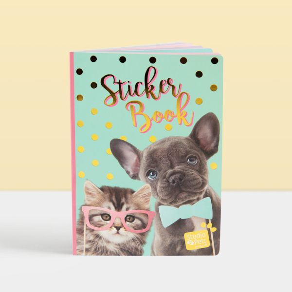 Studio Pets A5 stickerboek met Franse bulldog Bibi en Britse langhaar Paige