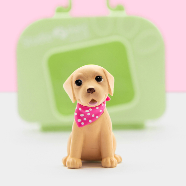 Studio Pets speelgoed figurine labrador puppy Happy met bandana en koffer