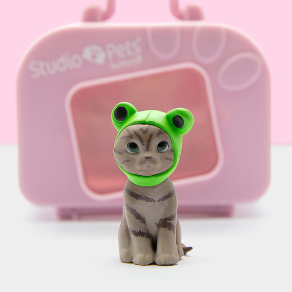Studio Pets speelgoed figurine main coon kitten Prince met kikkermuts en koffer