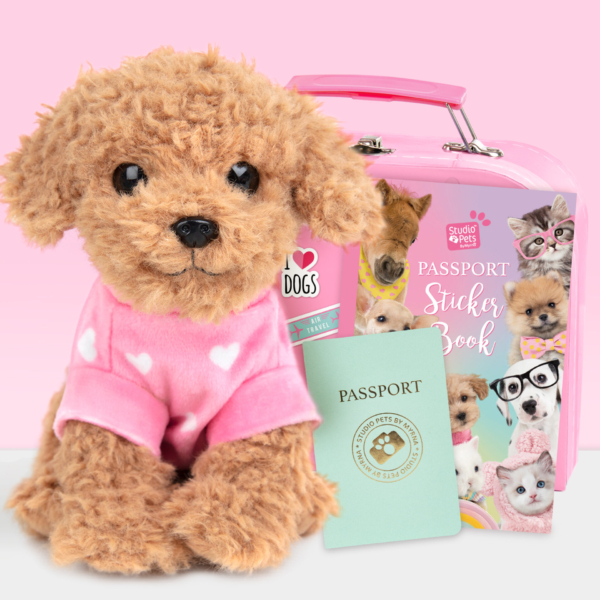 studio-pets-pluche-knuffel-hond-toy-poedel-set-roze-koffertje-paspoort-stickerboek-cookie-16cm Studio Pets speelgoed set hondje met roze trui, paspoort, stickerboek en roze koffertje