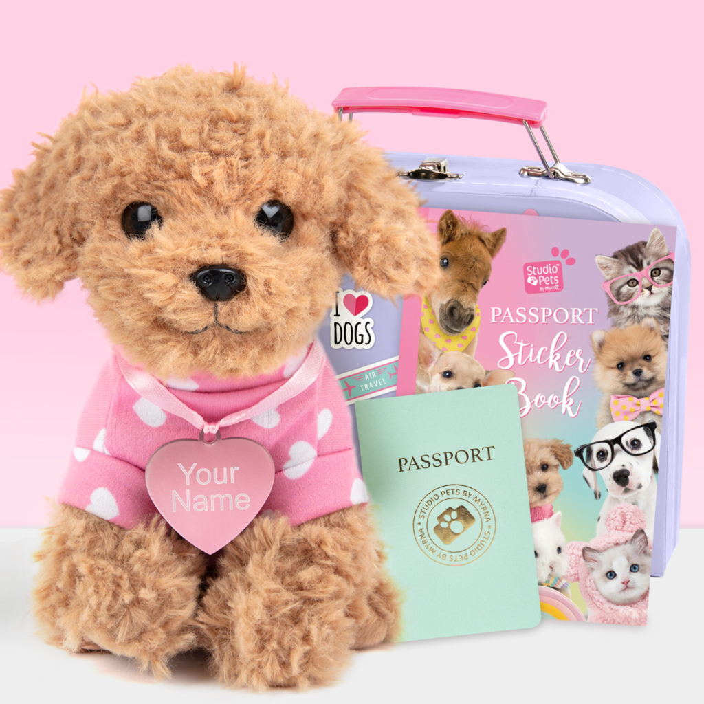 Studio Pets pluche knuffel speelgoedhond met naam roze toy poedel set lila koffertje paspoort stickerboek Cookie 16cm
