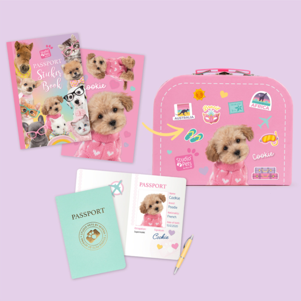 studio-pets-toy-poedel-set-lila-koffertje-paspoort-stickerboek-cookie-16cm Studio Pets speelgoed set met pluche knuffel, stickerboek met hondjes, paspoort en roze koffertje