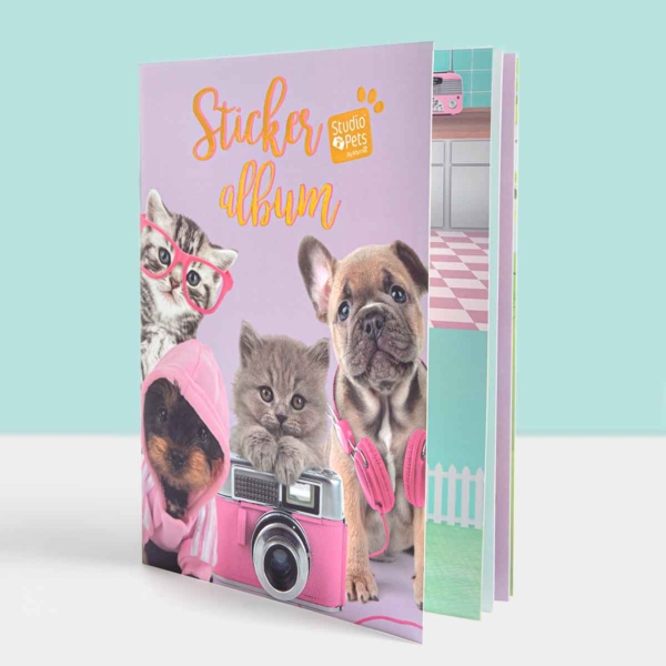 studio-pets-dieren-kitten-en-vrienden-stickerboek-met-achtergronden Studio Pets dieren sticker album met achtergronden - opengeklapt