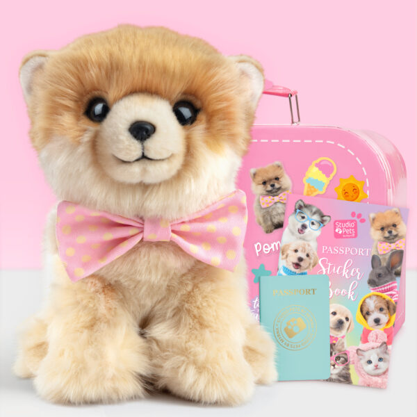 studio-pets-pluche-knuffel-hond-pompm-23cm-pomeriaan-set-roze-koffertje-paspoort-stickerboek