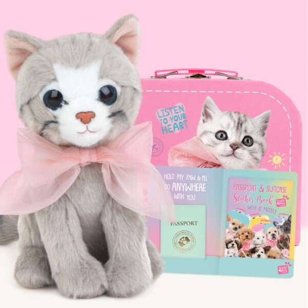 studio-pets-britse-korthaar-bella-kat-pluche-knuffel-16cm-met-koffer-sickeboek-paspoort-set studio-pets-britse-korthaar-bella-kat-pluche-knuffel-16cm-met-koffer-sickeboek-paspoort-set