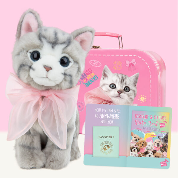 studio-pets-britse-korthaar-bella-kat-pluche-knuffel-23cm-met-koffer-sickeboek-paspoort-set