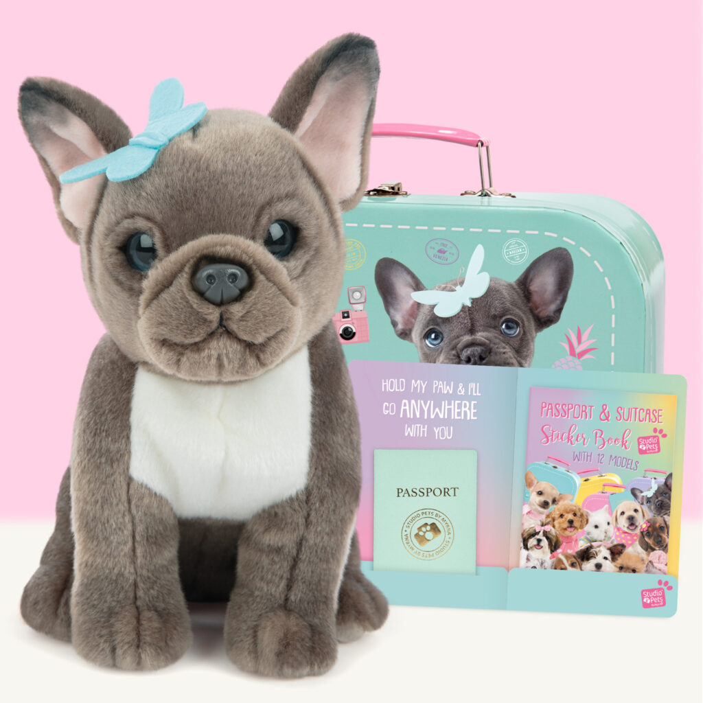 studio-pets-franse-bulldog-bibi-hond-pluche-knuffel-23cm-met-koffer-sickeboek-paspoort-set studio-pets-franse-bulldog-bibi-hond-pluche-knuffel-23cm-met-koffer-sickeboek-paspoort-set